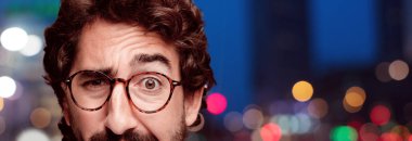 Genç deli adam kesme baş ifade izole sakallı. Hipster rol görünümü gözlüklü. Kızgın ifade.