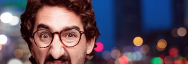 Genç deli adam kesme baş ifade izole sakallı. Hipster rol görünümü gözlüklü. Kızgın ifade.