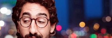 Genç deli adam kesme baş ifade izole sakallı. Hipster rol görünümü gözlüklü. Düşünme kavramı.