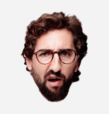 Genç deli adam kesme baş ifade izole sakallı. Hipster rol görünümü gözlüklü. Korkmuş kavramı.