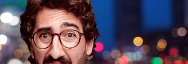 Genç deli adam izole kesme kafa ifadesiyle sakallı. Hipster rolü ile güneş gözlüğü. Üzgün kavramı.