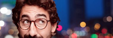 Genç deli adam kesme baş ifade izole sakallı. Hipster rol görünümü gözlüklü. Düşünme kavramı.