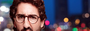 Genç deli adam kesme baş ifade izole sakallı. Hipster rol görünümü gözlüklü. Korkmuş kavramı.