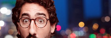 Genç deli adam kesme baş ifade izole sakallı. Hipster rol görünümü gözlüklü. Korkmuş kavramı.