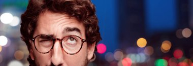 Genç deli adam kesme baş ifade izole sakallı. Hipster rol görünümü gözlüklü. Şaka kavram.