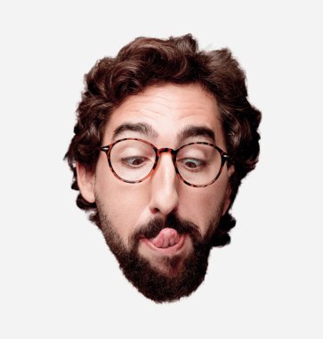 Genç deli adam kesme baş ifade izole sakallı. Hipster rol görünümü gözlüklü. Şaka kavram.