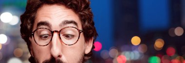 Genç deli adam kesme baş ifade izole sakallı. Hipster rol görünümü gözlüklü. Şaka kavram.