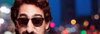 Genç deli adam kesme baş ifade izole sakallı. Hipster rolü ile güneş gözlüğü. Mutlu poz.