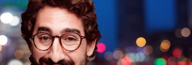 Genç deli adam kesme baş ifade izole sakallı. Hipster rol görünümü gözlüklü. Mutlu poz.