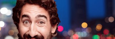 Genç adam mutlu poz sakallı