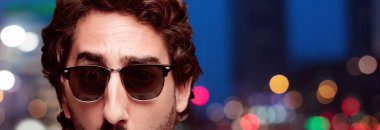 Genç deli adam kesme baş ifade izole sakallı. Hipster rolü ile güneş gözlüğü. Korkmuş kavramı.