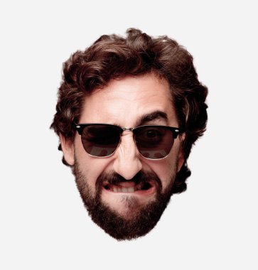 Genç deli adam kesme baş ifade izole sakallı. Hipster rolü ile güneş gözlüğü. Kızgın ifade.