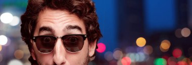 Genç deli adam kesme baş ifade izole sakallı. Hipster rolü ile güneş gözlüğü. Korkmuş kavramı.