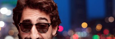 Genç deli adam kesme baş ifade izole sakallı. Hipster rolü ile güneş gözlüğü. 