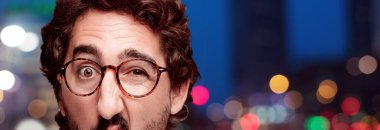 Genç deli adam kesme baş ifade izole sakallı. Hipster rol görünümü gözlüklü. 