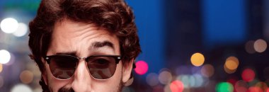 Genç deli adam kesme baş ifade izole sakallı. Hipster rolü ile güneş gözlüğü. 