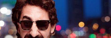 Genç deli adam kesme baş ifade izole sakallı. Hipster rolü ile güneş gözlüğü. Kızgın ifade.