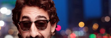 Genç deli adam kesme baş ifade izole sakallı. Hipster rolü ile güneş gözlüğü. Mutlu poz.