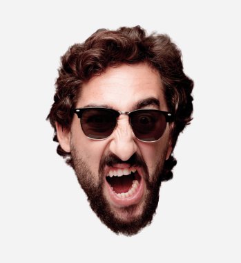 Genç deli adam kesme baş ifade izole sakallı. Hipster rolü ile güneş gözlüğü. Kızgın ifade.