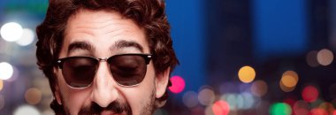 Genç deli adam kesme baş ifade izole sakallı. Hipster rolü ile güneş gözlüğü. Mutlu poz.