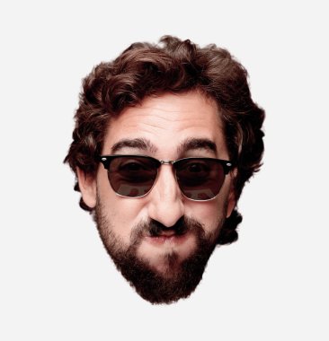 Genç deli adam kesme baş ifade izole sakallı. Hipster rolü ile güneş gözlüğü. Mutlu poz.
