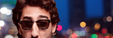 Genç deli adam izole kesme kafa ifadesiyle sakallı. Hipster rolü ile güneş gözlüğü. Üzgün kavramı.