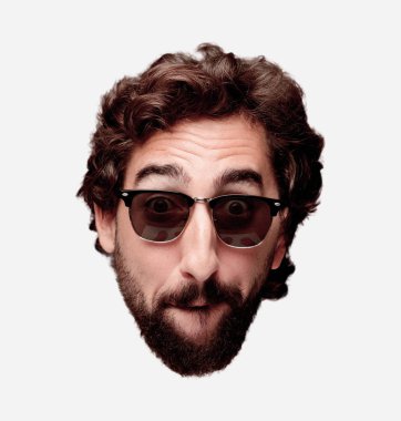 Genç deli adam kesme baş ifade izole sakallı. Hipster rolü ile güneş gözlüğü. Korkmuş kavramı.