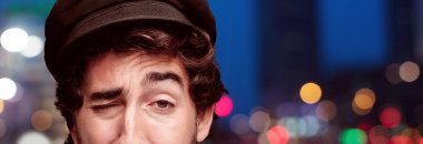 Genç deli adam kesme baş ifade izole sakallı. Denizci rolü.