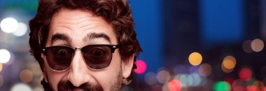Genç deli adam kesme baş ifade izole sakallı. Hipster rolü ile güneş gözlüğü. Mutlu poz.
