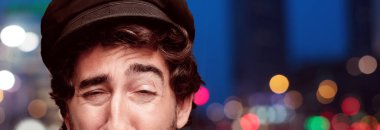 Genç deli adam izole kesme kafa ifadesiyle sakallı. Denizci rolü. Üzgün kavramı.