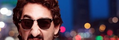 Genç deli adam kesme baş ifade izole sakallı. Hipster rolü ile güneş gözlüğü. Kızgın ifade.