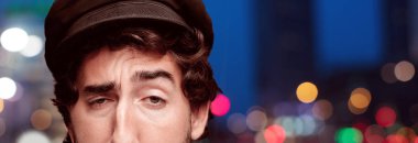 Genç deli adam kesme baş ifade izole sakallı. Denizci rolü.