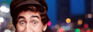 Genç deli adam kesme baş ifade izole sakallı. Denizci rolü. Sürpriz kavramı.