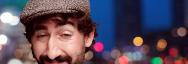 Genç deli adam kesme baş ifade izole sakallı. Bir bere takıyor. 