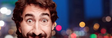 Genç adam mutlu poz sakallı