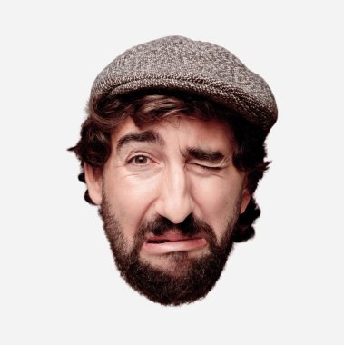 Genç deli adam izole kesme kafa ifadesiyle sakallı. Bir bere takıyor. Üzgün kavramı
