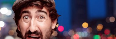 Genç deli adam izole kesme kafa ifadesiyle sakallı. Bir bere takıyor. Üzgün kavramı