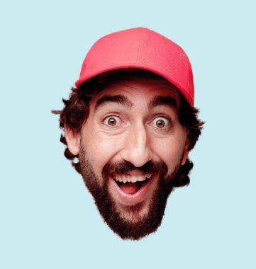 Genç deli adam kesme baş ifade izole sakallı. Teslimat kurye rolü. Mutlu poz. 