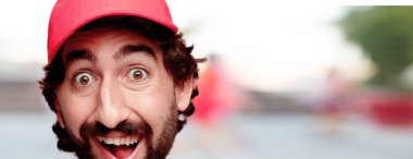 Genç deli adam kesme baş ifade izole sakallı. Teslimat kurye rolü. Mutlu poz. 