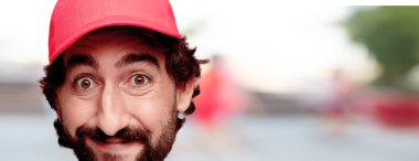 Genç deli adam kesme baş ifade izole sakallı. Teslimat kurye rolü. Mutlu poz. 