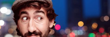 Genç deli adam kesme baş ifade izole sakallı. Bir bere takıyor. Düşünme kavramı.