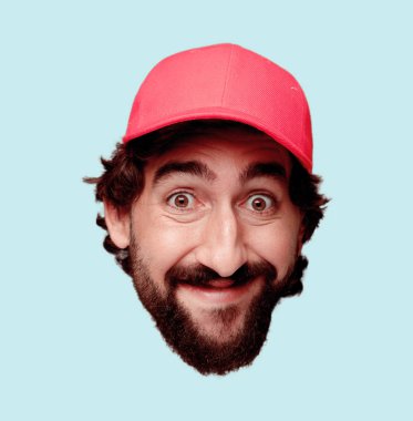 Genç deli adam kesme baş ifade izole sakallı. Teslimat kurye rolü. Mutlu poz. 