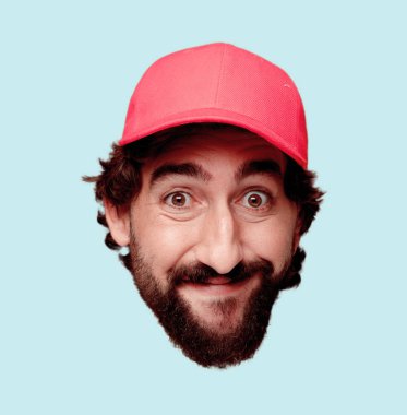 Genç deli adam kesme baş ifade izole sakallı. Teslimat kurye rolü. Mutlu poz. 