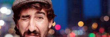 Genç deli adam izole kesme kafa ifadesiyle sakallı. Bir bere takıyor. Üzgün kavramı