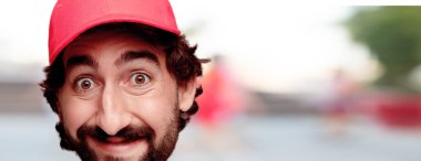 Genç deli adam kesme baş ifade izole sakallı. Teslimat kurye rolü. Mutlu poz. 