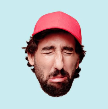 Genç deli adam izole kesme kafa ifadesiyle sakallı. Teslimat kurye rolü. Üzgün kavramı.