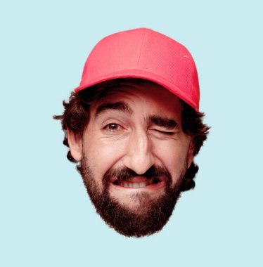 Genç deli adam kesme baş ifade izole sakallı. Teslimat kurye rolü. Kızgın ifade.