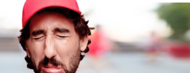 Genç deli adam izole kesme kafa ifadesiyle sakallı. Teslimat kurye rolü. Üzgün kavramı.