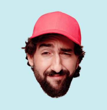 Genç deli adam kesme baş ifade izole sakallı. Teslimat kurye rolü. 