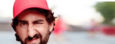 Genç deli adam kesme baş ifade izole sakallı. Teslimat kurye rolü. Kızgın ifade.